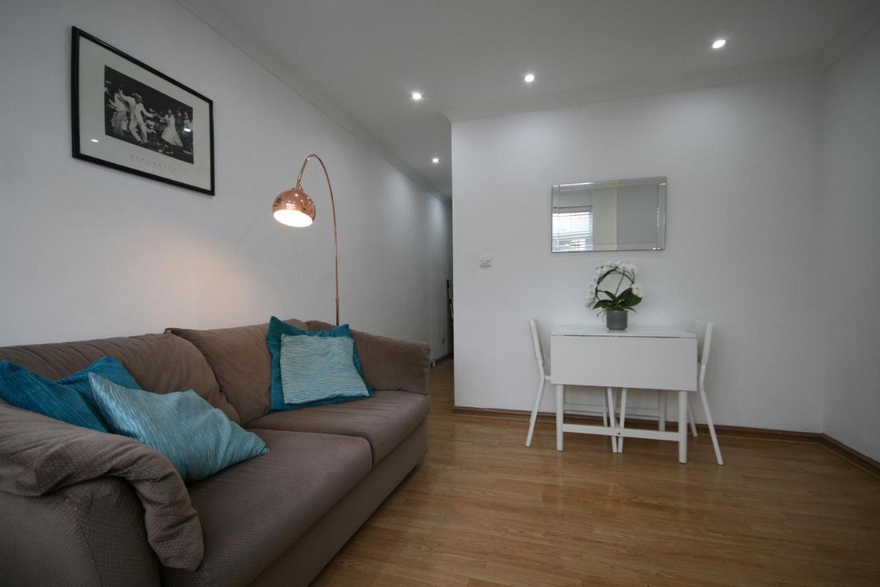 Molesey Near Hampton Court, Viking Short Stays West Molesey Buitenkant foto